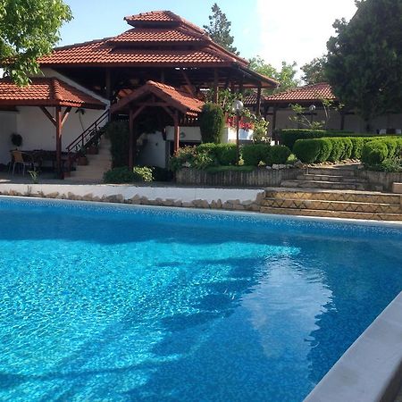 Family Hotel Accent Razgrad エクステリア 写真