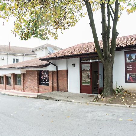Family Hotel Accent Razgrad エクステリア 写真