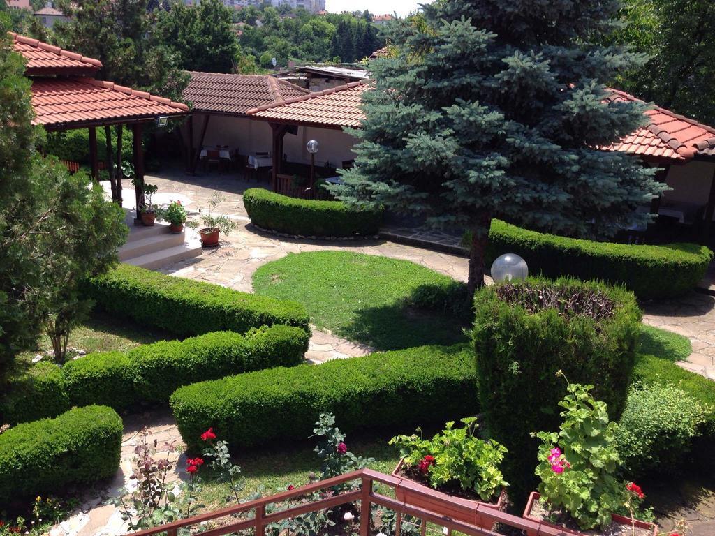 Family Hotel Accent Razgrad エクステリア 写真