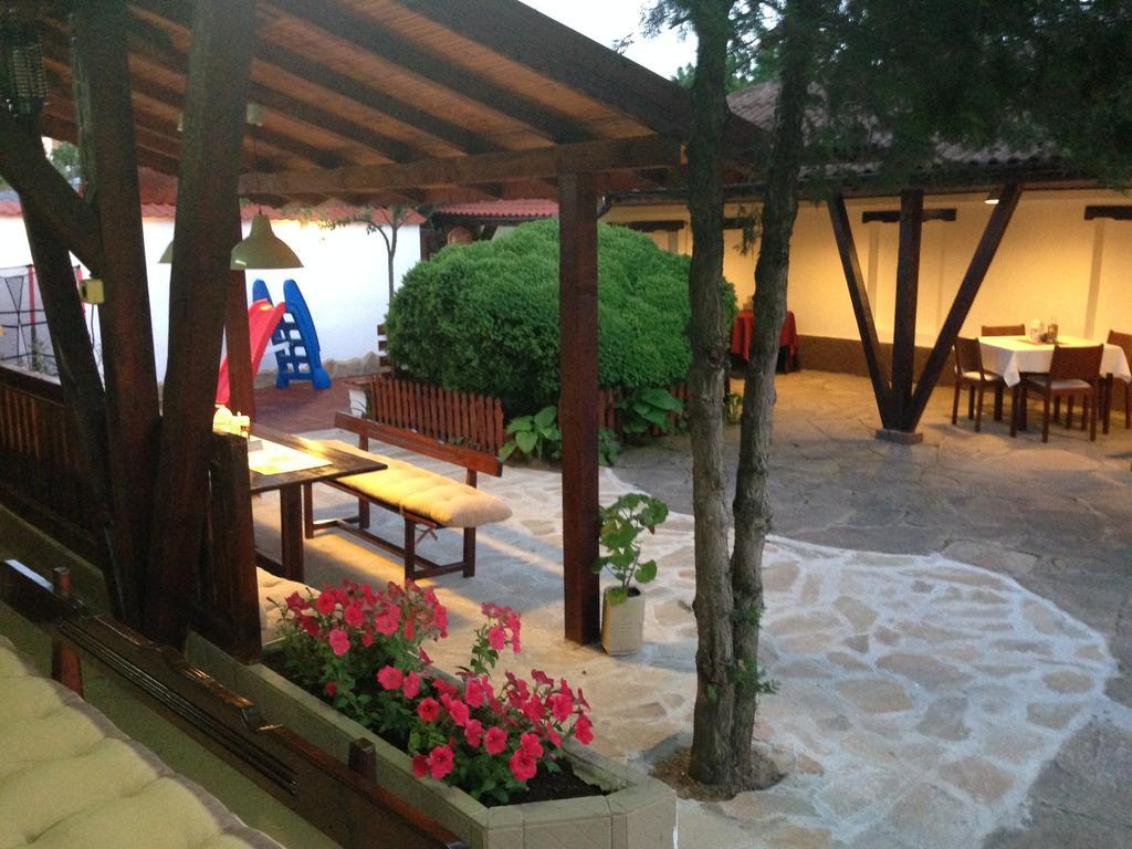 Family Hotel Accent Razgrad エクステリア 写真
