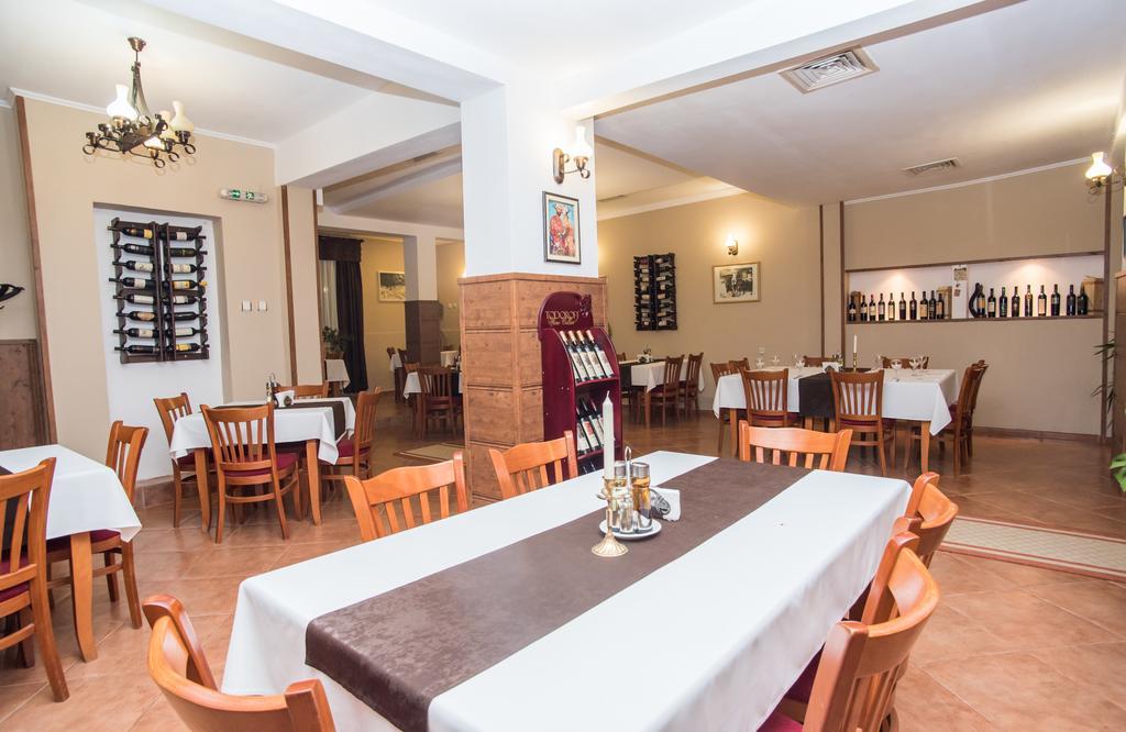 Family Hotel Accent Razgrad エクステリア 写真