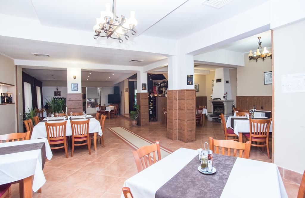 Family Hotel Accent Razgrad エクステリア 写真