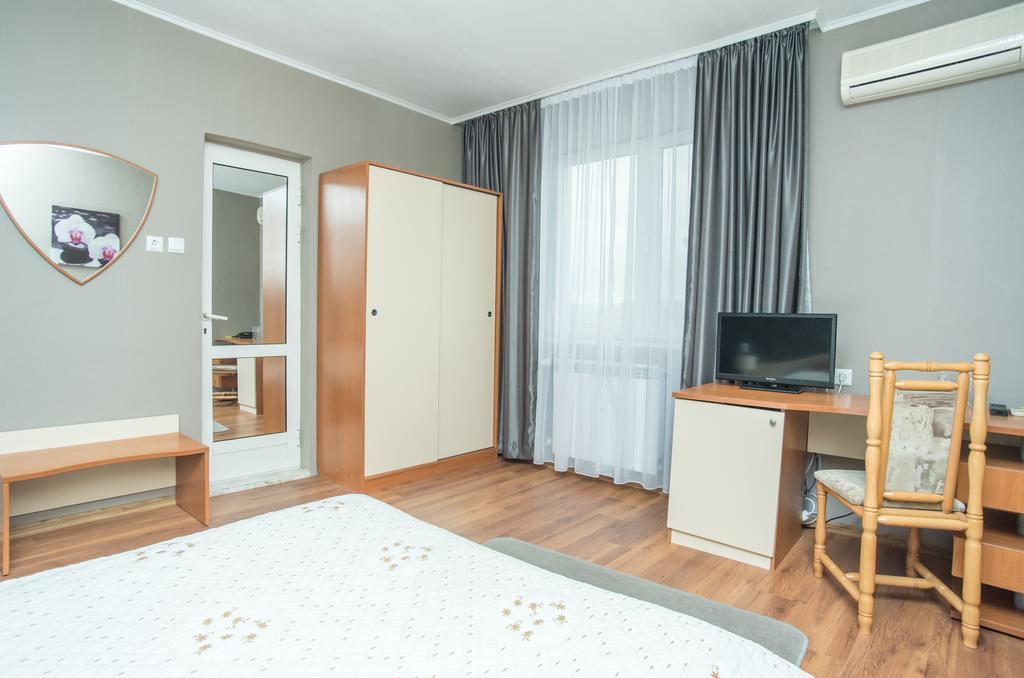 Family Hotel Accent Razgrad エクステリア 写真