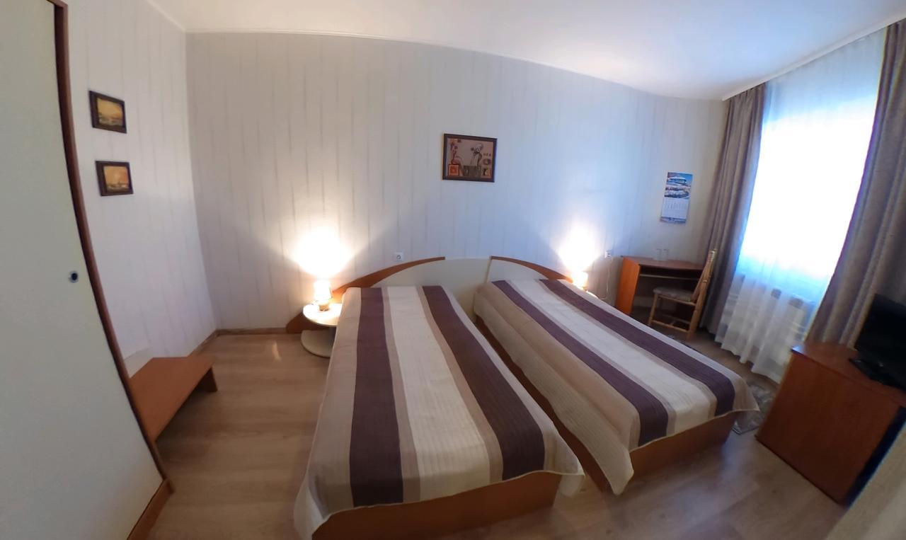 Family Hotel Accent Razgrad エクステリア 写真
