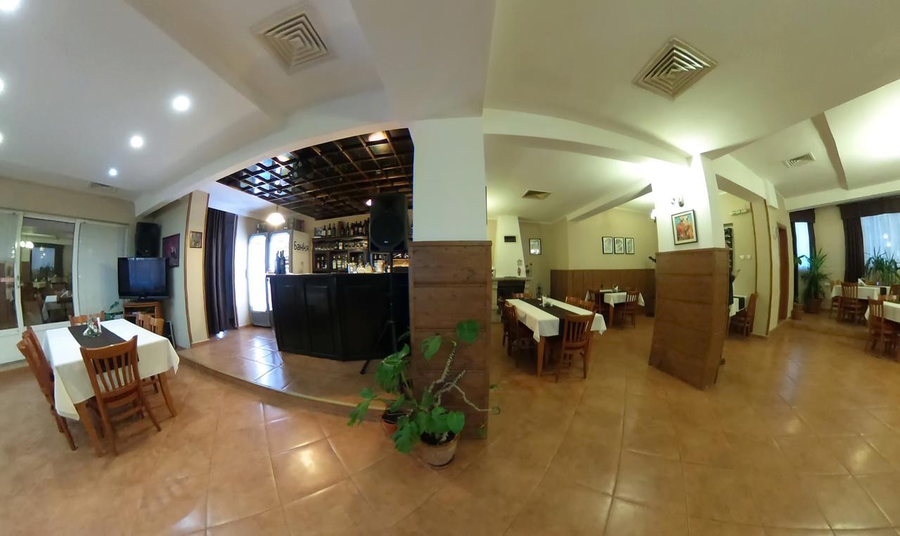 Family Hotel Accent Razgrad エクステリア 写真