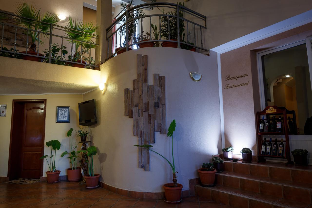 Family Hotel Accent Razgrad エクステリア 写真
